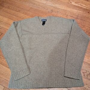 Patagonia 100% Lambswool V-Neck Sweater in Olive Green, Men's M